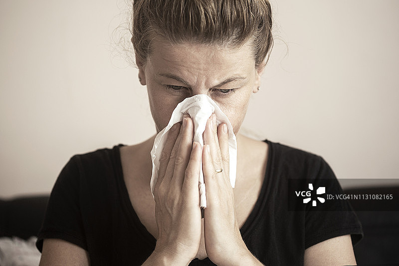 擤鼻涕图片素材