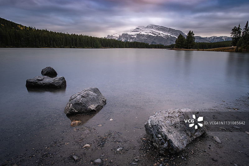 加拿大阿尔伯塔省班夫国家公园日出美景图片素材