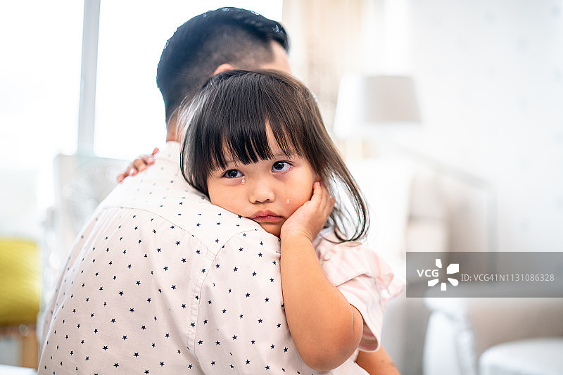 哭泣的中国女孩图片素材