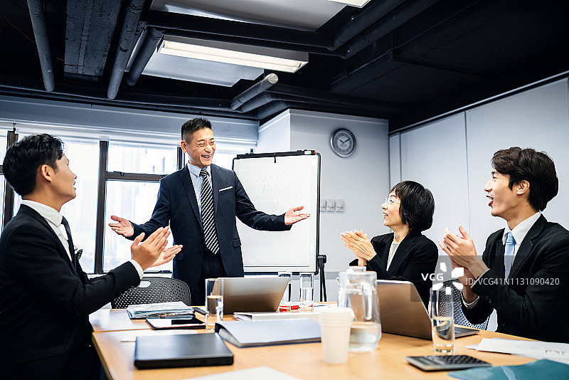 为同事的成就鼓掌图片素材