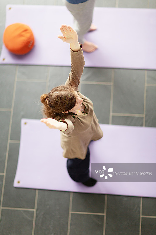 高角度拍摄：练习手臂上举的瑜伽姿势图片素材