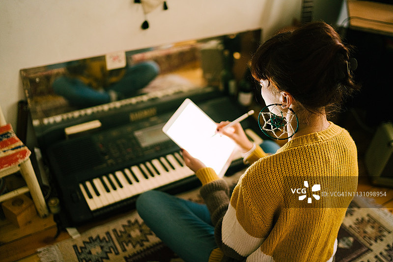在家创作新音乐的年轻女人图片素材