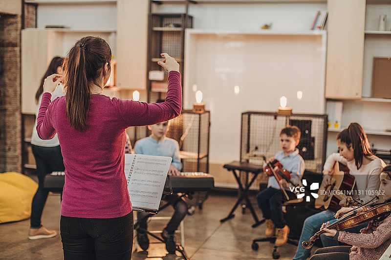 音乐学校里的儿童管弦乐队图片素材
