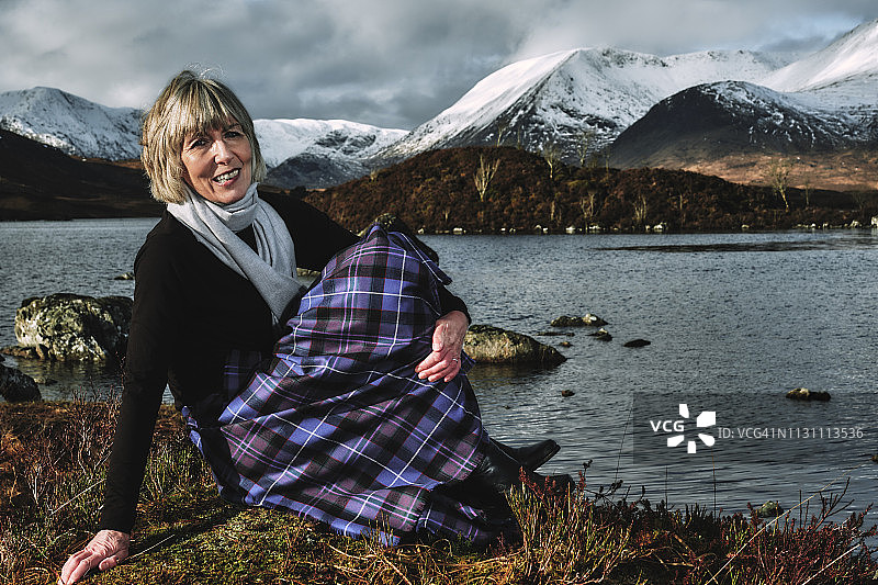 在苏格兰高地兰诺克沼原的女人图片素材