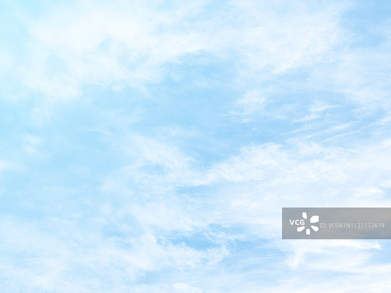 浅蓝色柔和天空和白色云朵的背景图片素材