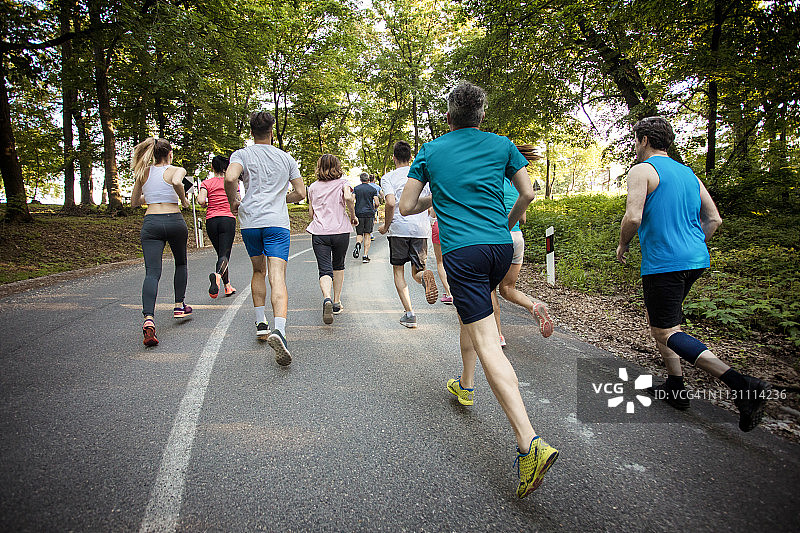 马拉松赛跑者在路上奔跑图片素材