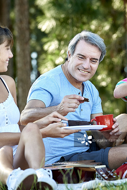 一家人在野餐时用餐图片素材