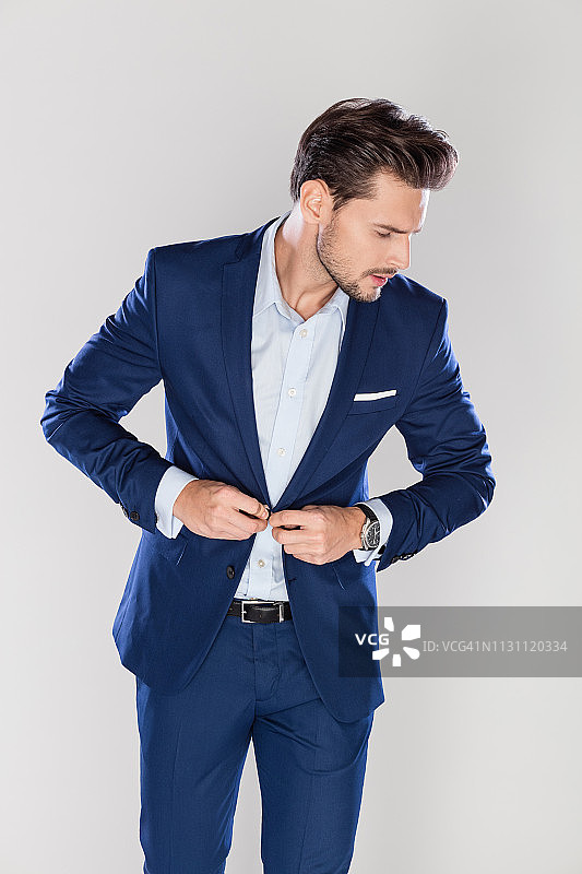 正在扣夹克的英俊商人图片素材