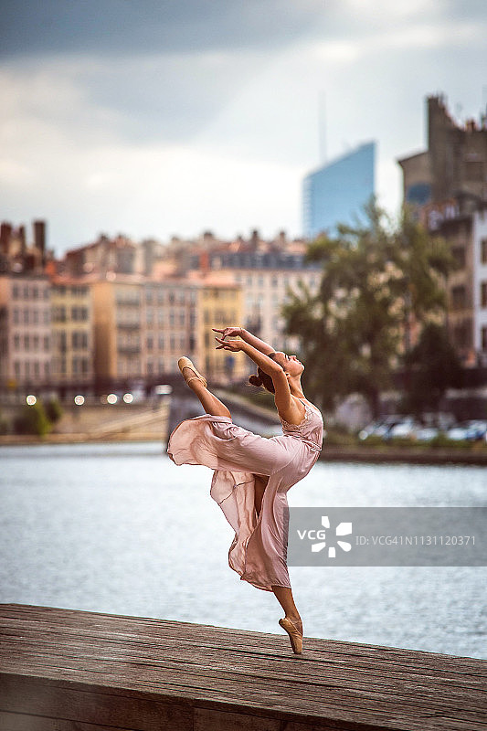在法国里昂街头跳舞的女芭蕾舞演员图片素材
