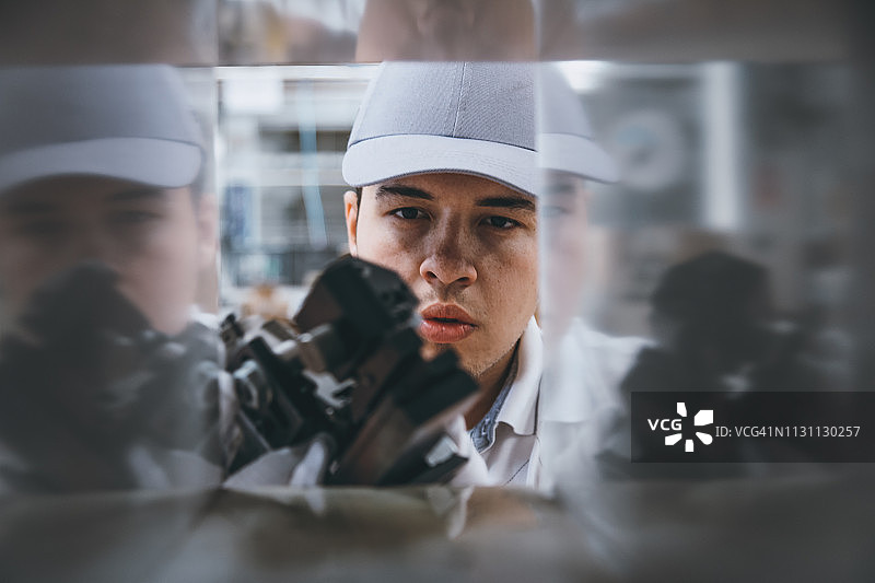 在工厂使用制造设备的女工图片素材