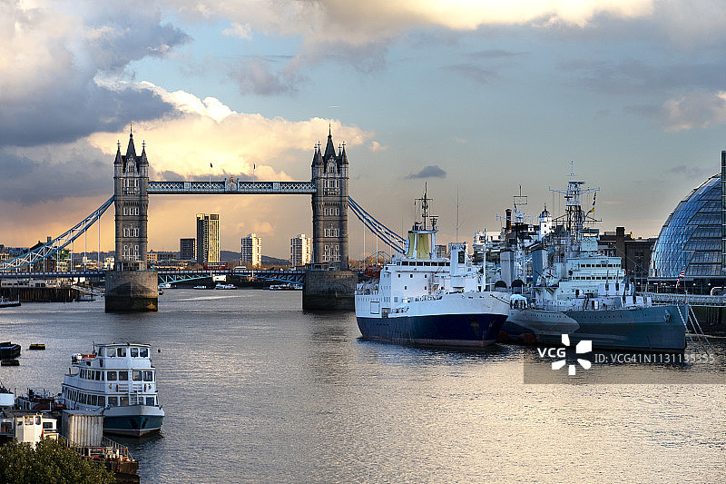 伦敦塔和泰晤士河上的贝尔法斯特号图片素材