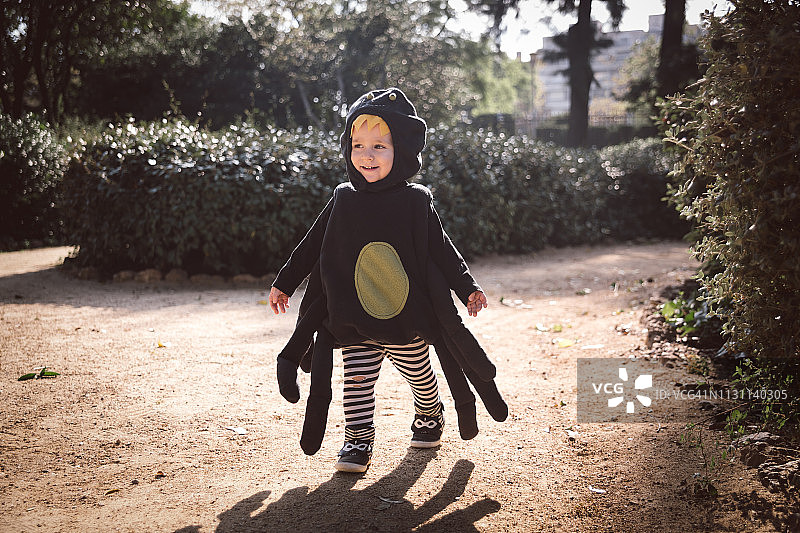 快乐的蜘蛛宝宝男孩图片素材