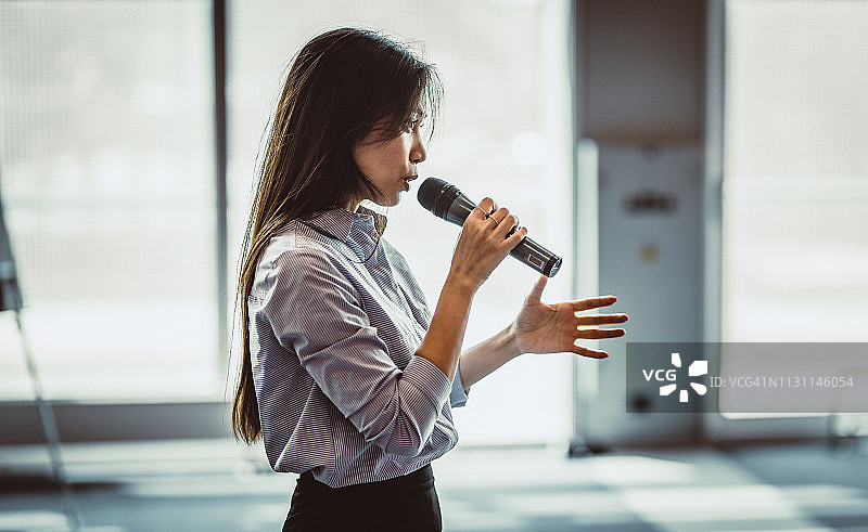 会议上的公众演讲者图片素材