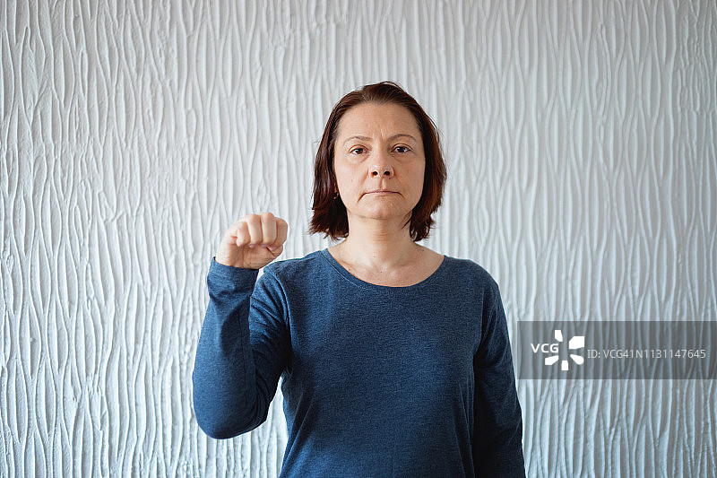 美国手语：女士展示字母M图片素材