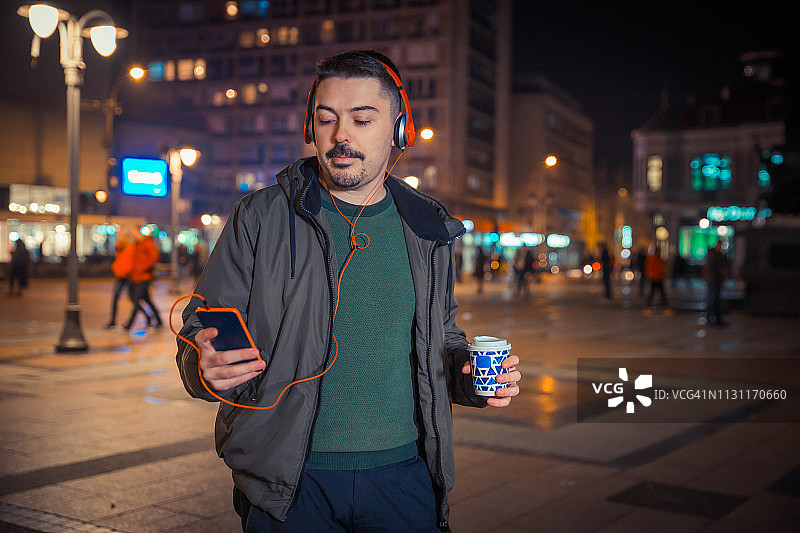 边走路边听音乐图片素材