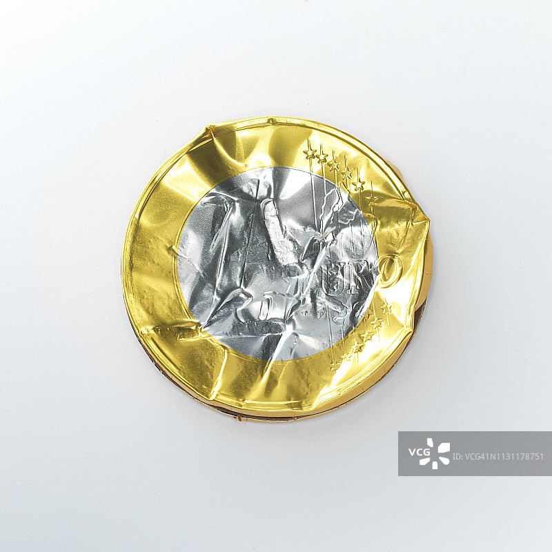 蓝色背景上的巧克力欧元硬币图片素材