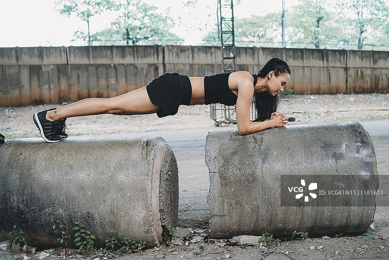 在城市里做平板支撑的年轻女子图片素材