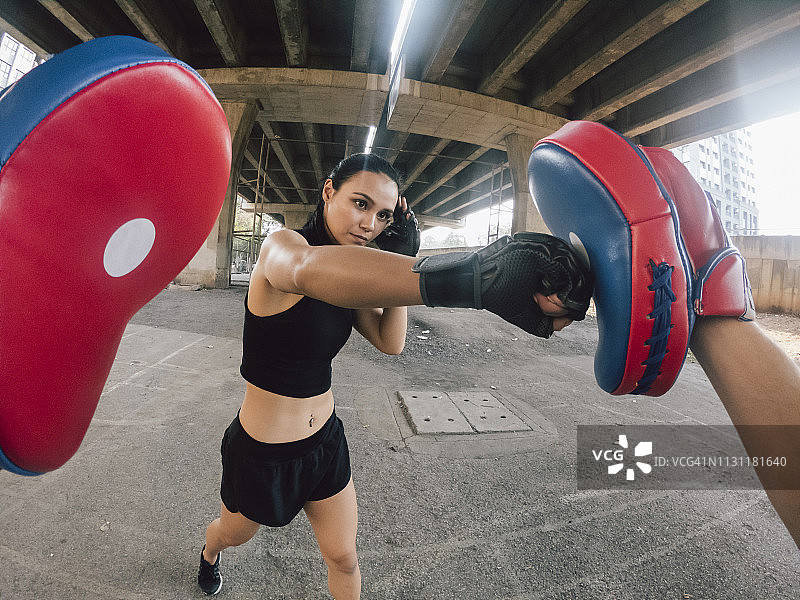 泰拳拳手共同训练的个人视角图片素材
