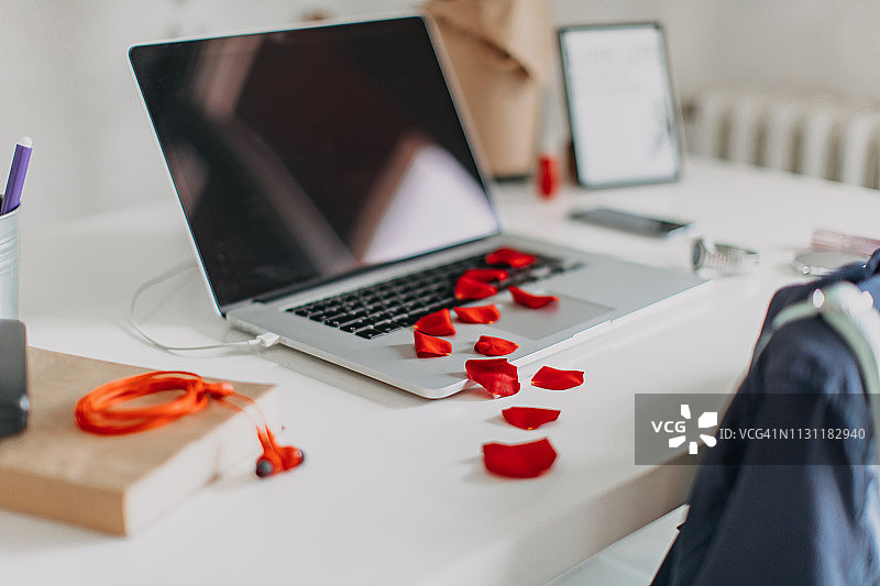 办公桌上被心形便签覆盖的笔记本电脑图片素材