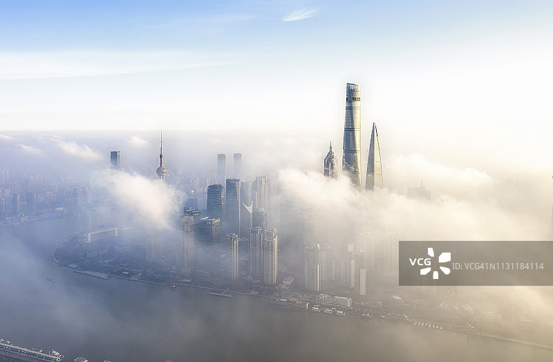 云雾中的上海陆家嘴图片素材