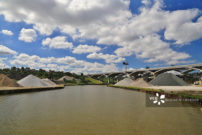 克利夫兰俄亥俄州凯霍加河沿岸的工业景观图片素材