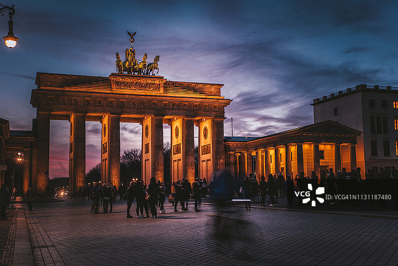勃兰登堡门后的日落图片素材