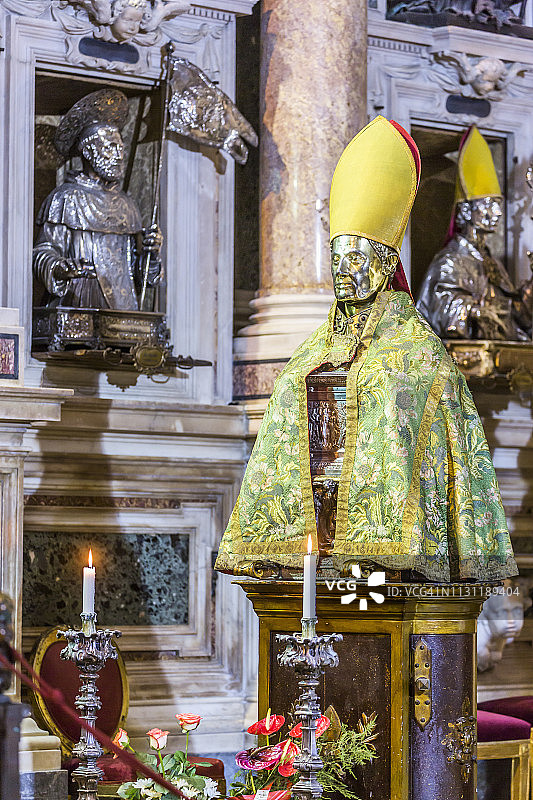 那不勒斯大教堂，圣杰纳罗的皇家宝藏教堂，圣杰纳罗的雕像图片素材