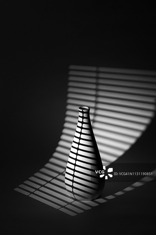 单色条纹光影花瓶图片素材