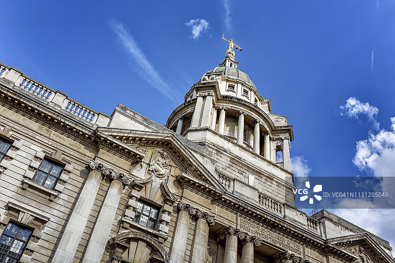 伦敦英格兰和威尔士中央刑事法院顶部的正义女神像图片素材