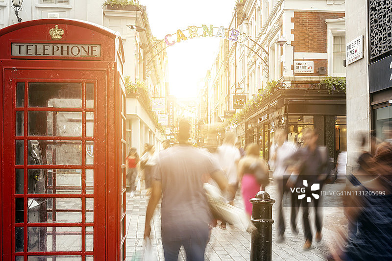 伦敦卡纳比购物区漫步的虚化人群图片素材