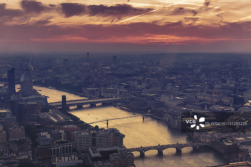 伦敦市中心暮光下的红色天空图片素材