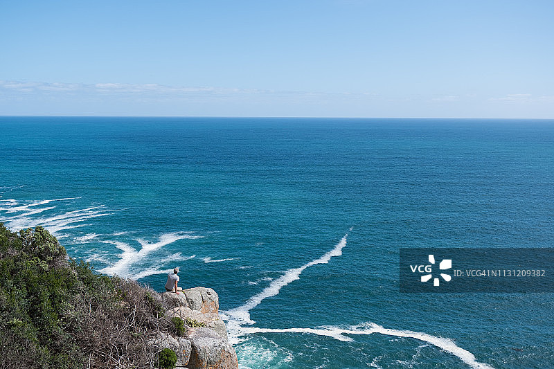 中年男子欣赏查普曼峰的景色图片素材
