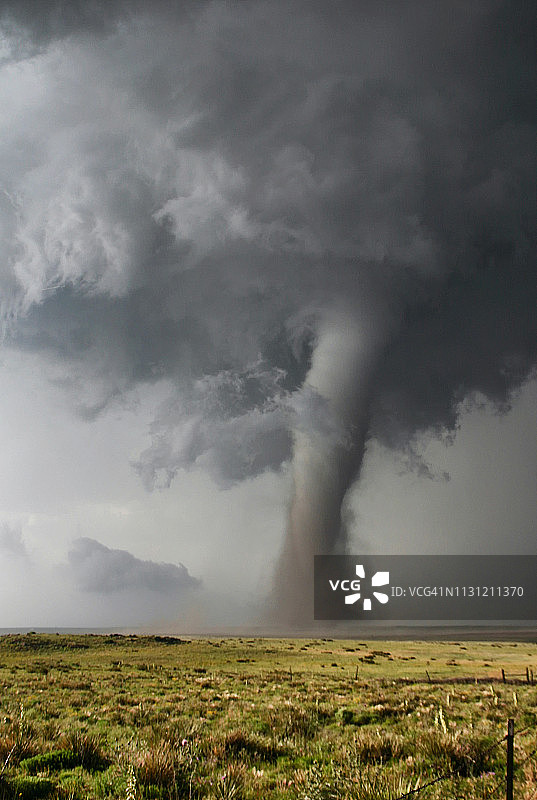 美国科罗拉多州平原上的经典龙卷风景象图片素材
