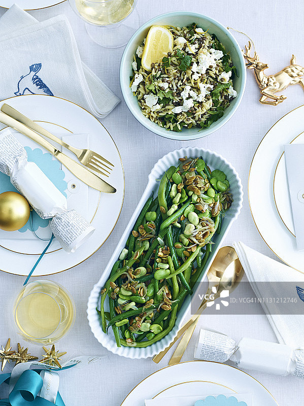 装饰餐桌上的柠檬奥佐和绿豆菜肴图片素材