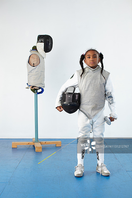 身穿击剑装备的女孩肖像图片素材