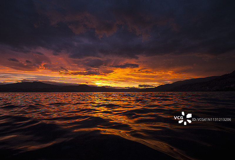 加拿大不列颠哥伦比亚省奥肯那根湖和南奥肯那根山谷的日落图片素材