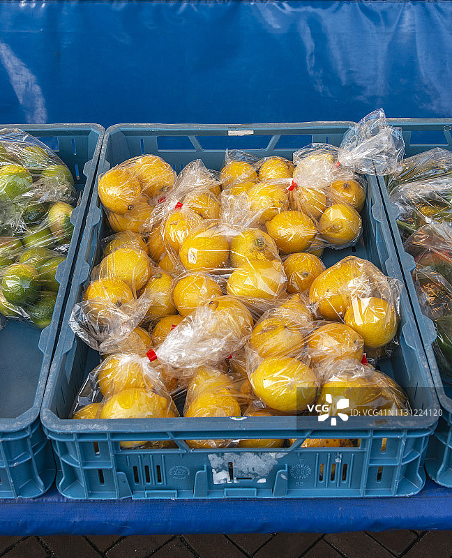 包裹在透明塑料袋中的黄色柠檬图片素材