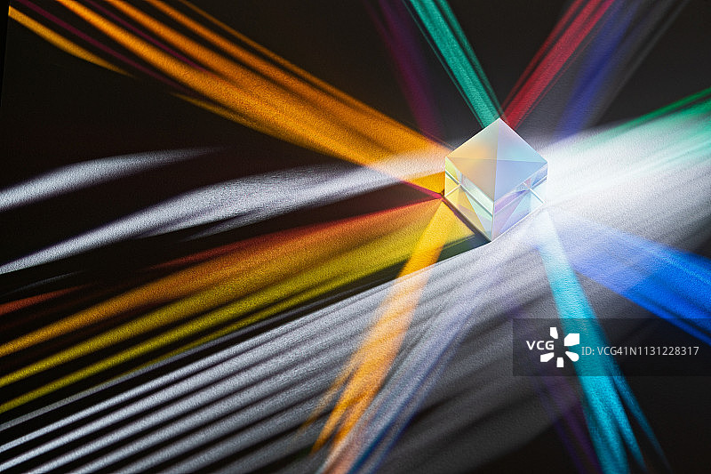 立方体棱镜多色光折射图片素材