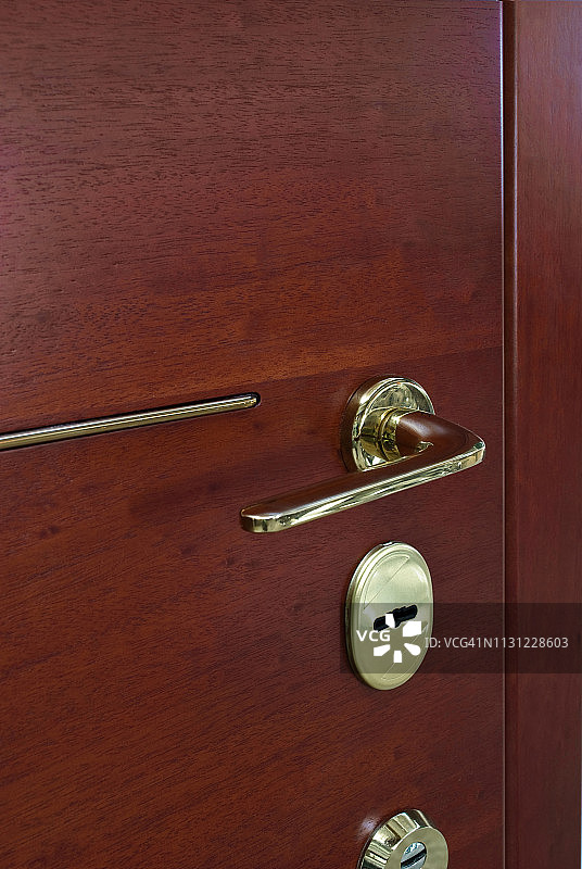 带金色锁和把手的红色木门图片素材