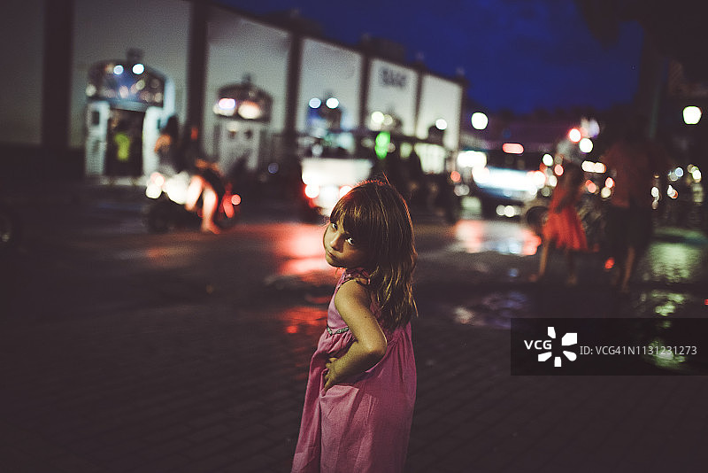 夜晚城市里孤独的自信女孩图片素材