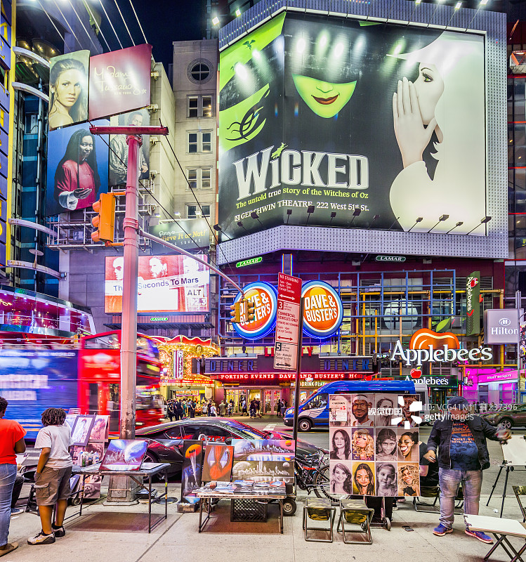 曼哈顿中城百老汇W 42街上的肖像画家图片素材