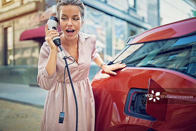 年轻女孩玩车载充电器连接头肖像图片素材