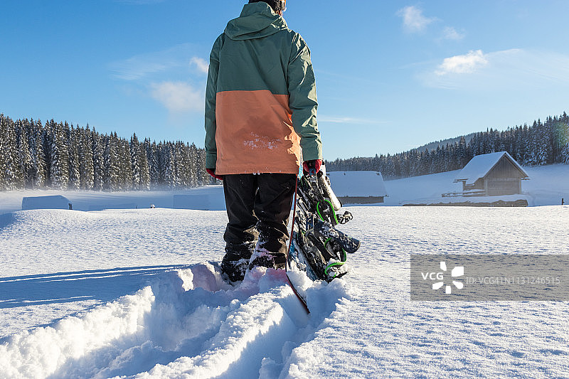 滑雪者在雪地上行走图片素材