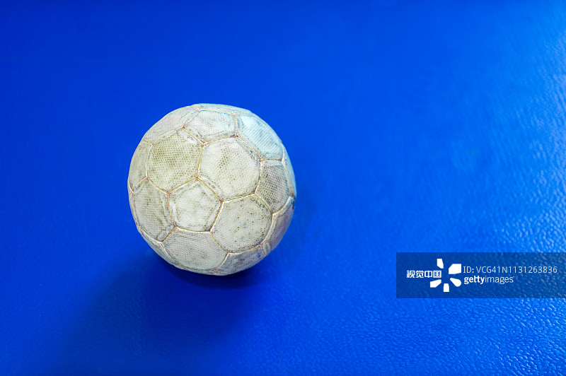 高角度观看球场上的手球图片素材