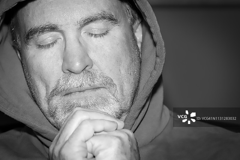 沉思的老年男人图片素材
