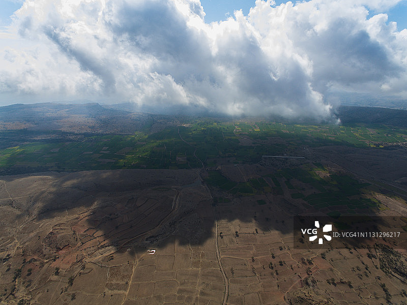 未耕种和已耕种农业田地的航拍图片素材