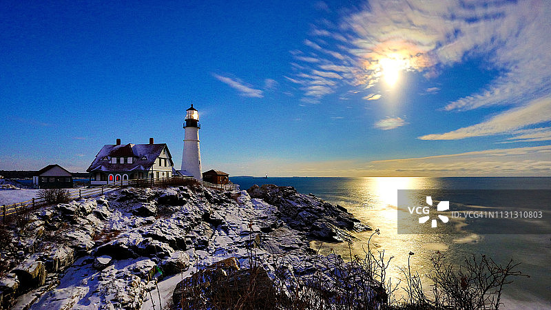 2019年降雪后波特兰灯塔上的雪月升起图片素材