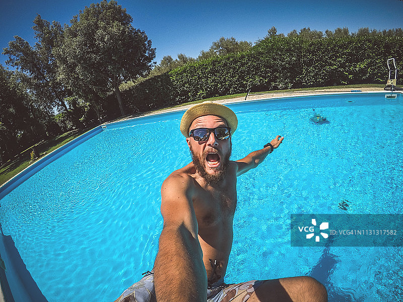 男人掉进游泳池：夏日氛围图片素材