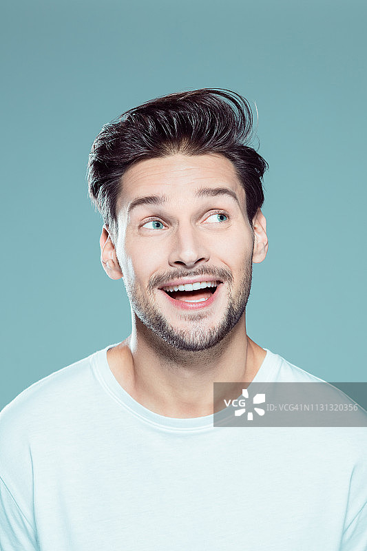 兴奋的年轻男子望向远方图片素材