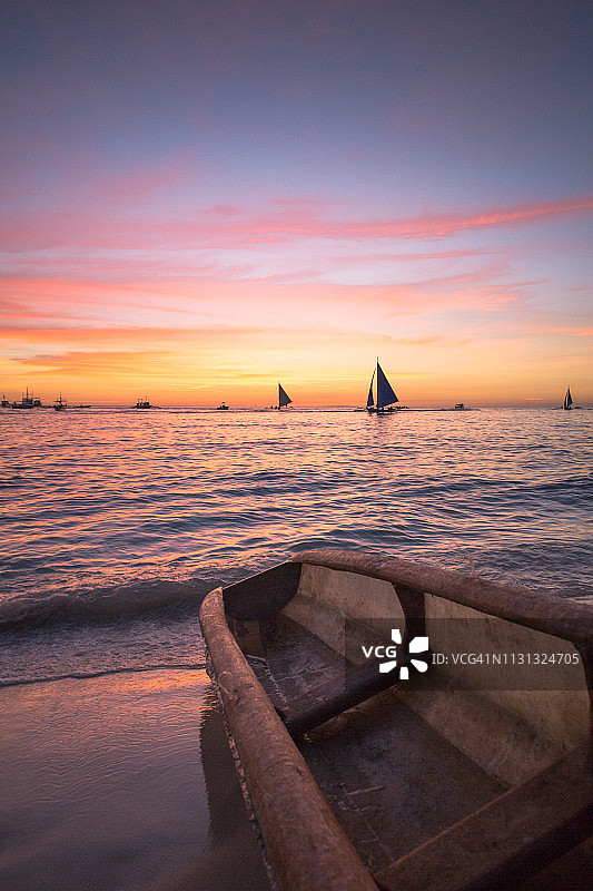 日落时分海洋上的帆船图片素材